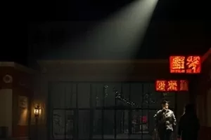 剧集《灯丝与雨》剧照，钨丝灯泡与窗上雨痕