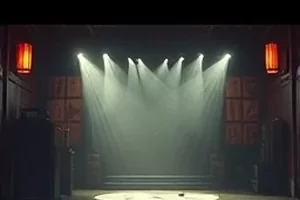 纪录片《守夜人手册》剧照，岗亭台灯与登记簿