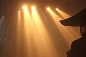 短剧《第七次搬仓》剧照，堆满纸箱的仓库过道
