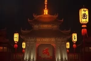 短剧《天台便利贴》剧照，天台护栏上的便利贴墙